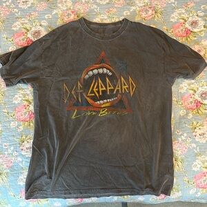 Grey, goodie two sleeves Def Leppard shirt. Size M/L.